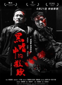 脱掉内裤叉开腿让人捅